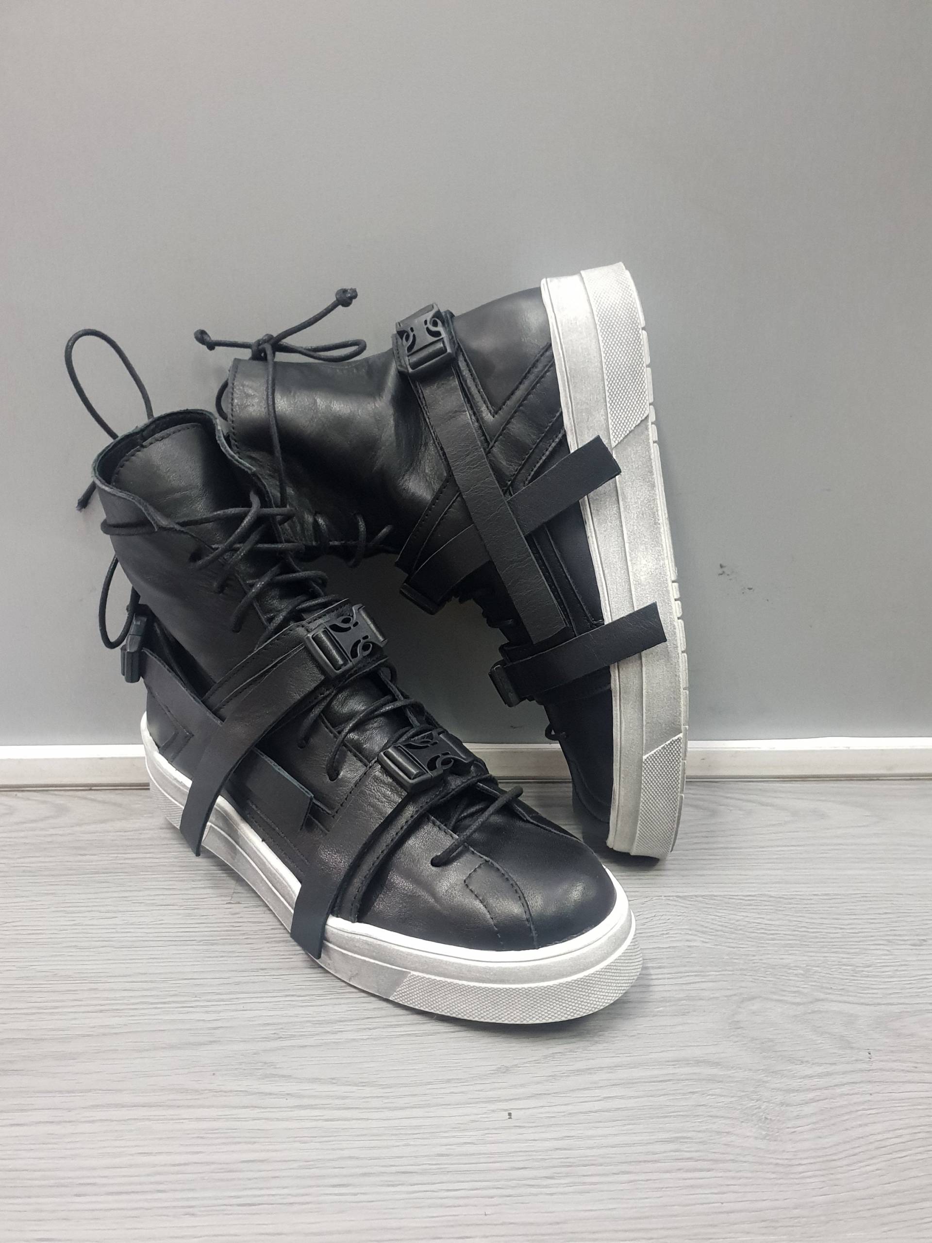 Leder Herren Sneakers, Echte Herrenschuhe, Schwarze Extravagante Herrenschuhe, Handgefertigte Schuhe, Avant Garde Unisex Schuhe von NonStandardDesign