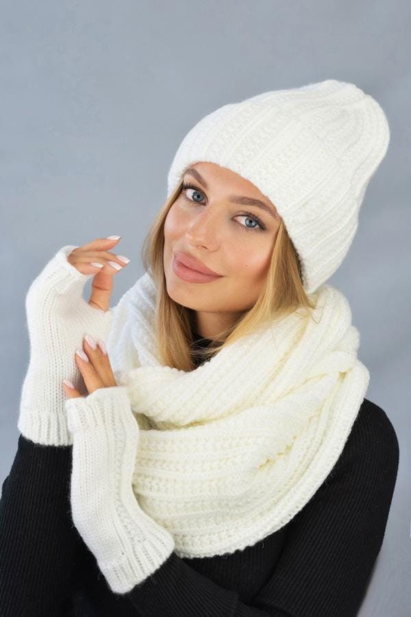 Weihnachtsgeschenk Weiss Strick-Set Beanie Mütze Schal Infinity Und Handwärmer Süßes Set Für Ihre Beanie Infinity Handschuhe Una von NonStopKnit
