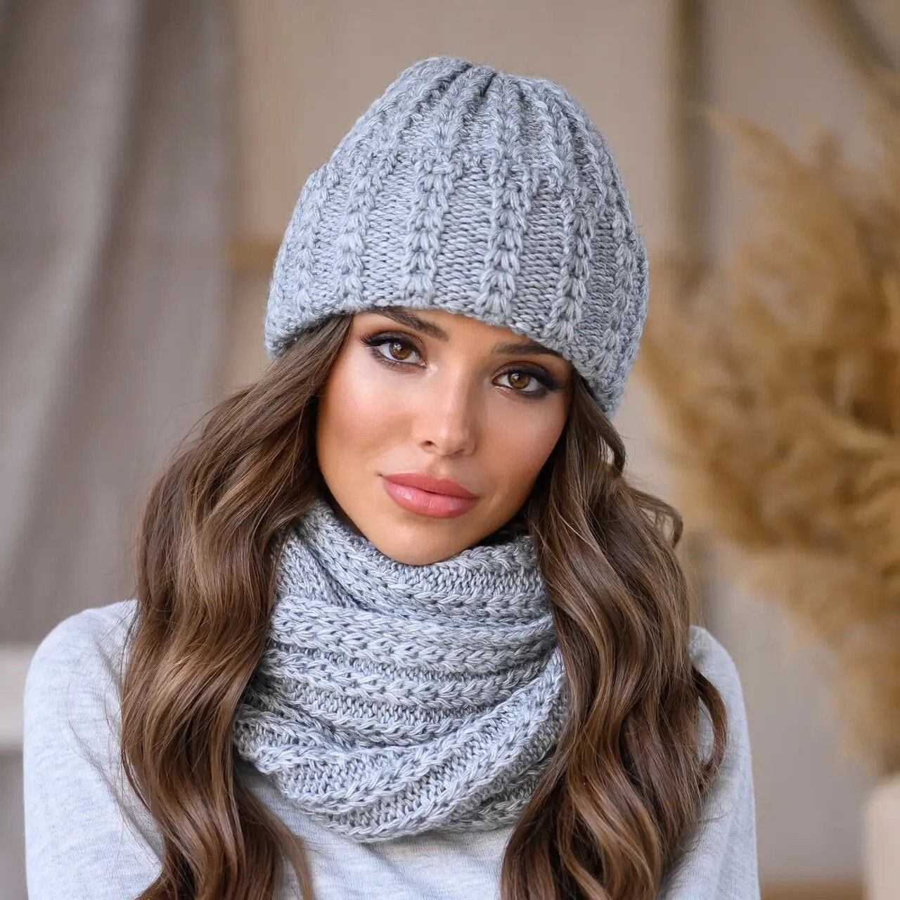 Wunderschöne Grau Set Mütze Und Infinity Schal Warme Wolle Slouchy Unendlichkeit Grobstrick-Strick-Set Für Frauen Jugendliche Strickmütze von NonStopKnit