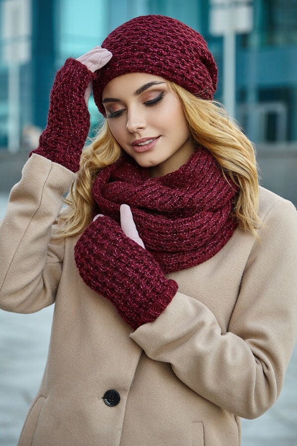 Wunderschönes Damen Strickset Mit Elegantem Himbeer Glitzer Set Beanie Mütze Schal Unendlichkeit Und Armstulpen Handwärmer Warm Gestrickt von NonStopKnit