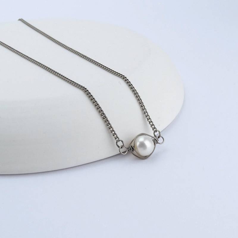 Elfenbein Weiße Perle Titan Halskette, Niobium Draht Gewickelt Süßwasserperle Hypoallergene Nickelfreie Halskette Für Empfindliche Haut von NonitaJewelry