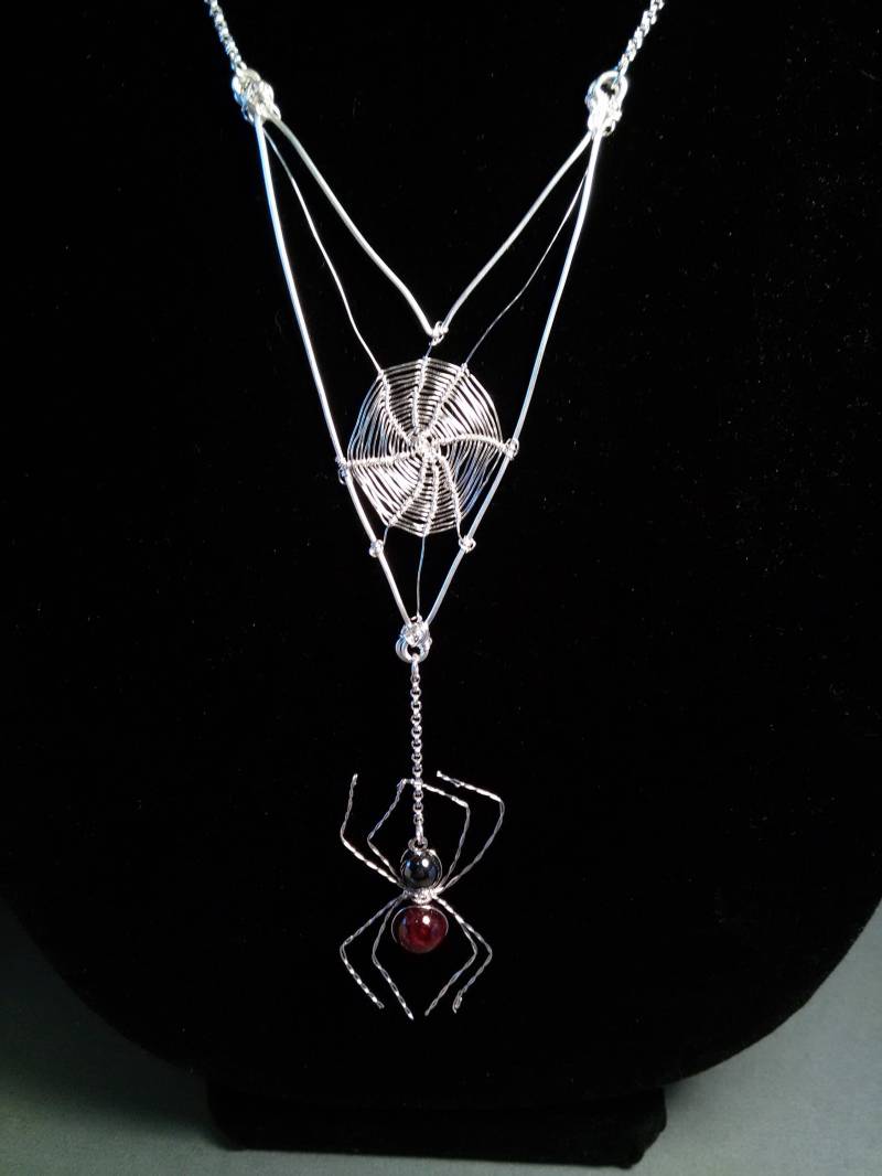 Spinnennetz Halskette Granat, Hämatit Spinne, Sterling Silber Überzogener Halloween Schmuck Spinnennetz Halskette Granat, Hämatit Spinne, Sterling Silber Überzogener Halloween Schmuck von NonnaCasaDiVintage