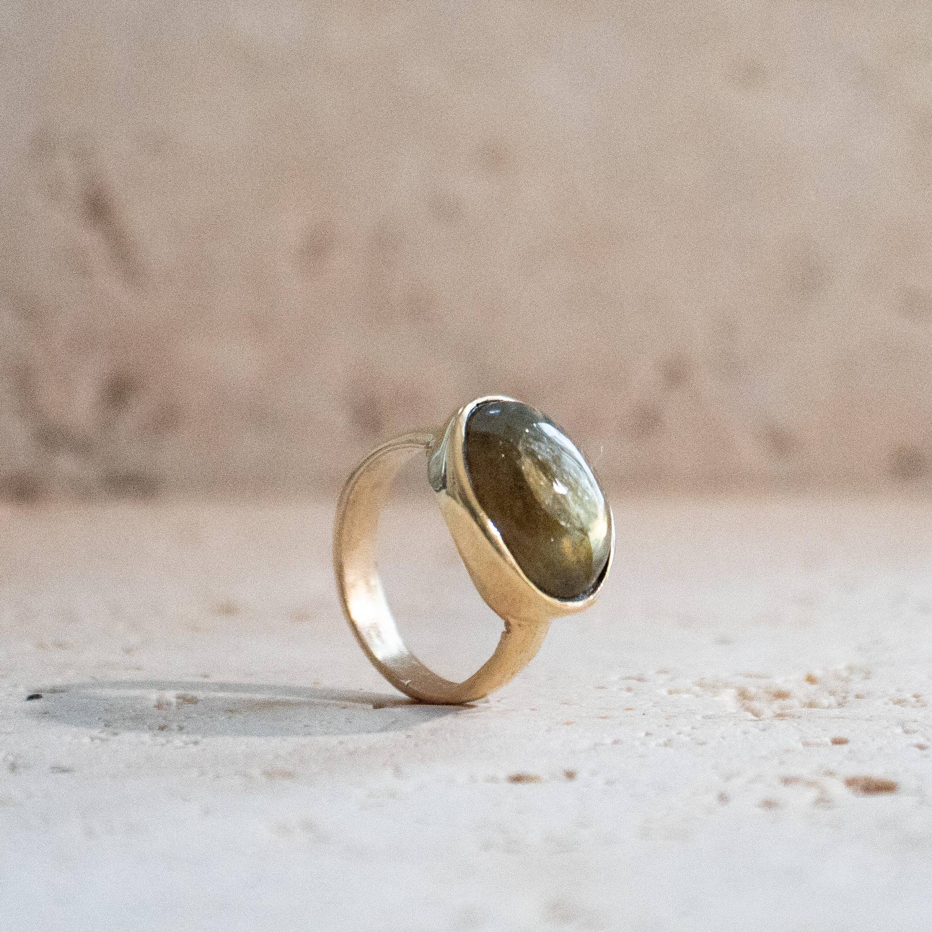 Großer Labradorit Ring Mit Ovalem Stein Gold Handgemacht von NooeBerlin