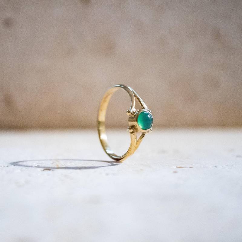 Grüner Onyx Ring Mit Rundem Stein Gold Handgemacht von NooeBerlin