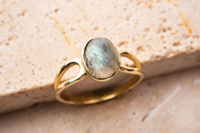 Labradorit Ring Aus Messing Gold Oval Im Vintage Stil Handgemacht Labradorit Ring Aus Messing Gold Oval Im Vintage Stil Handgemacht von NooeBerlin