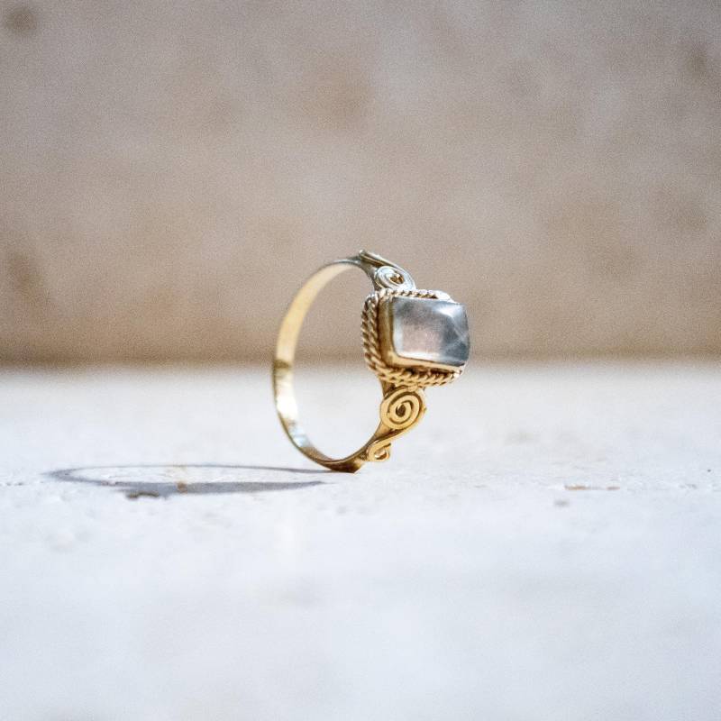 Rechteckiger Ring Mondstein Verspielt Handgefertigt Aus Messing von NooeBerlin