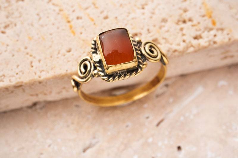 Rechteckiger Roter Achat Ring Aus Messing Verspieltt Jugendstil Gold Handgemacht Rechteckiger Roter Achat Ring Aus Messing Verspieltt Jugendstil Gold Handgemacht von NooeBerlin