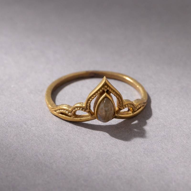 Tiara Kronen Ring Mit Labradorit Spitze - Gold Aus Messing Handgemacht Tiara Kronen Ring Mit Labradorit Spitze - Gold Aus Messing Handgemacht von NooeBerlin