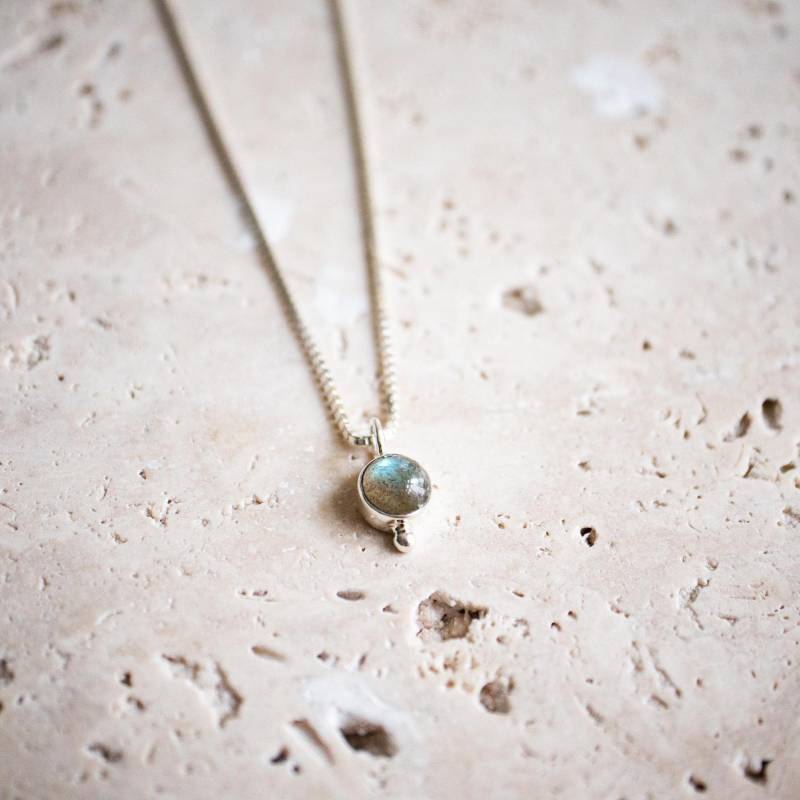 Zierliche Halskette Aus 925 Sterling Silber Mit Rundem Labradorit Edelstein Handgemacht von NooeBerlin