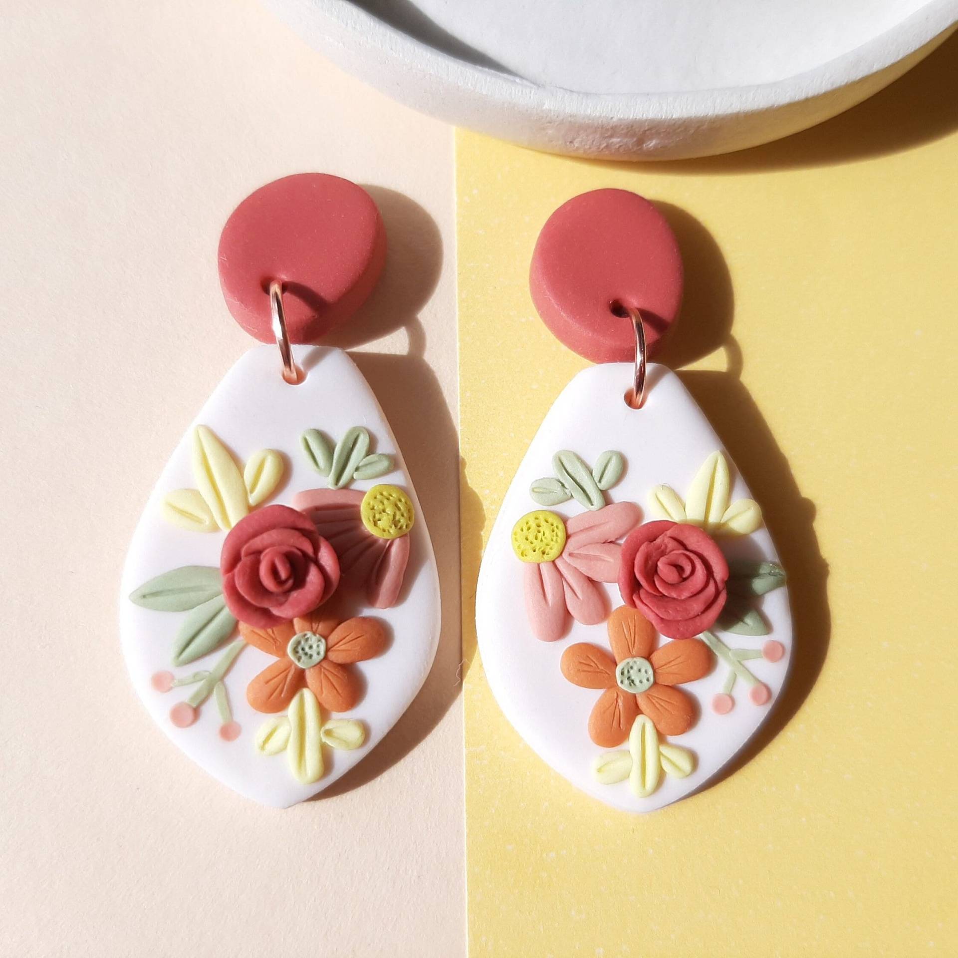Rote Rose Ohrringe Frühling Polymer Clay Blumen Ohrringe, Handgemachtes Geschenk Für Sie Rote Rose Ohrringe Frühling Polymer Clay Blumen Ohrringe, Handgemachtes Geschenk Für Sie von NoomCottageClay