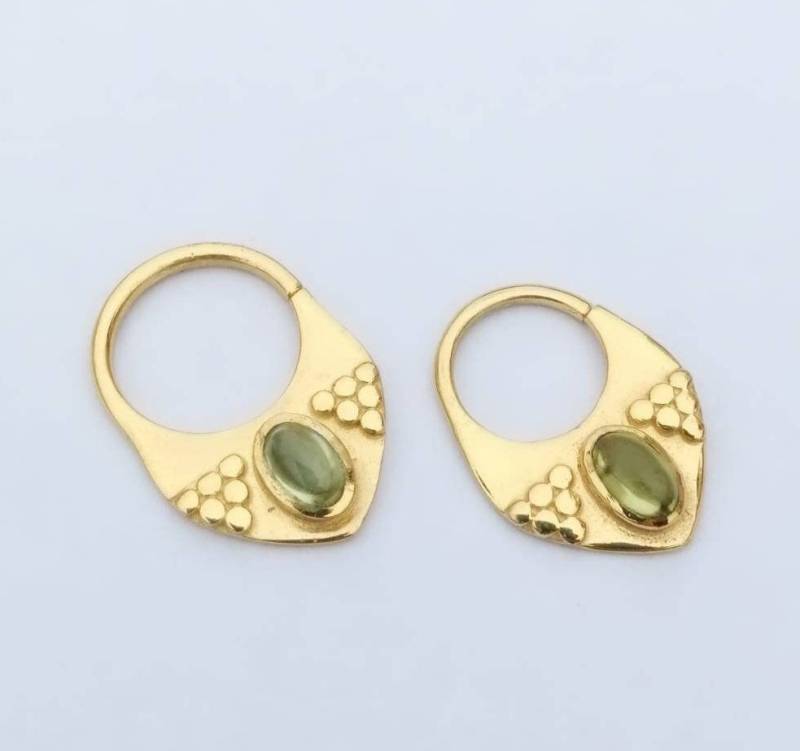 Triangel Septum Aus Messing Mit Peridot, Mondstein, Granat, Schwarzem Onyx Oder Türkis. Ø 8 10mm von Noomaad