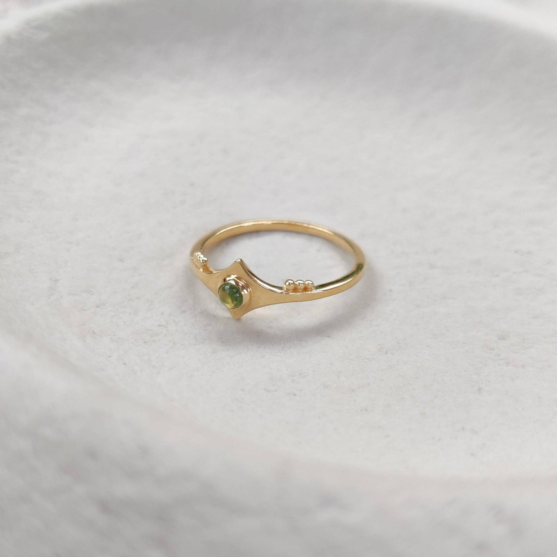 Vergoldeter Peridot Ring Zierlicher Stapelring Für Frauen von Noomaad