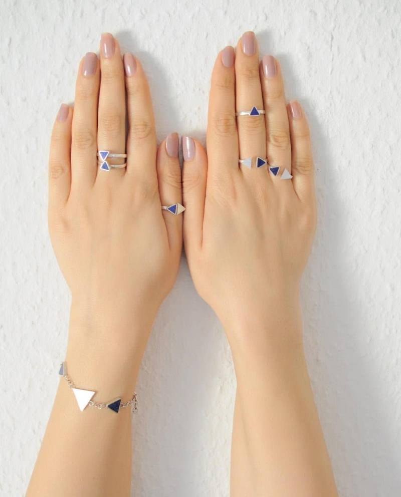 Dreieck Lapis Lazuli Sterlingsilber Ring Handgefertigt Von Talentierten Handwerkern Mit Traditionellen Techniken von NoqraHandmadeJewelry