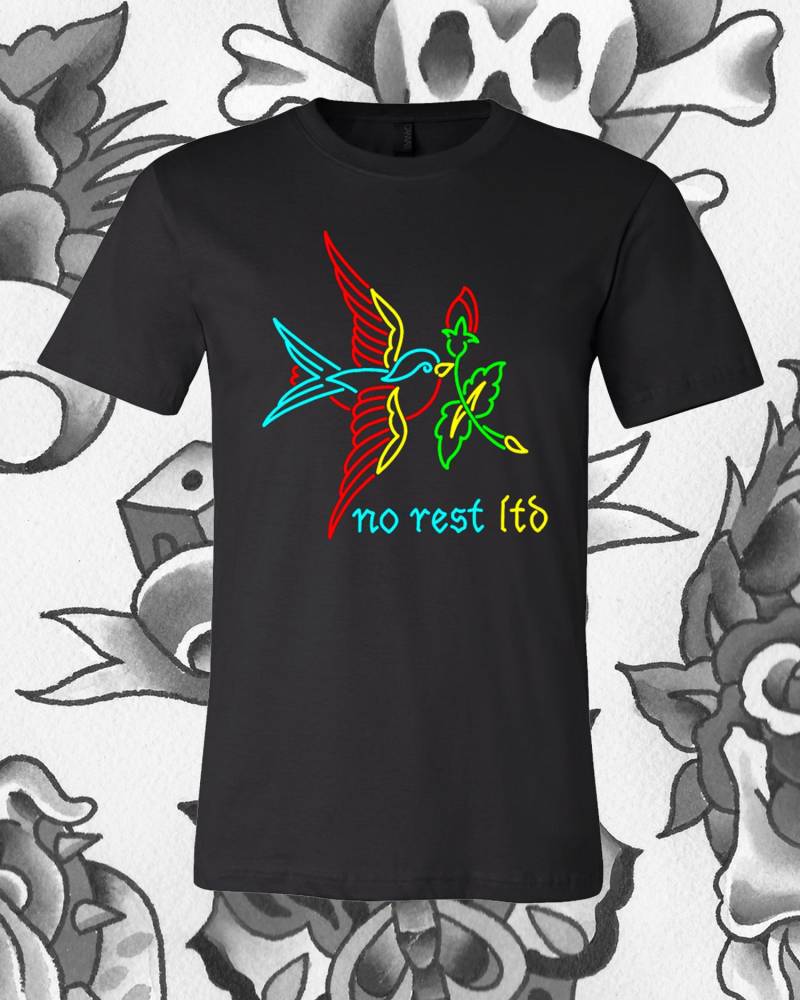 Bleiben Sie Hoch Mens Custom T-Shirt Neon Schwalbe Traditionelle Tattoo Flash Keine Rest Ltd Bleiben Sie Hoch Mens Custom T-Shirt Neon Schwalbe Traditionelle Tattoo Flash Keine Rest Ltd von NorLtd