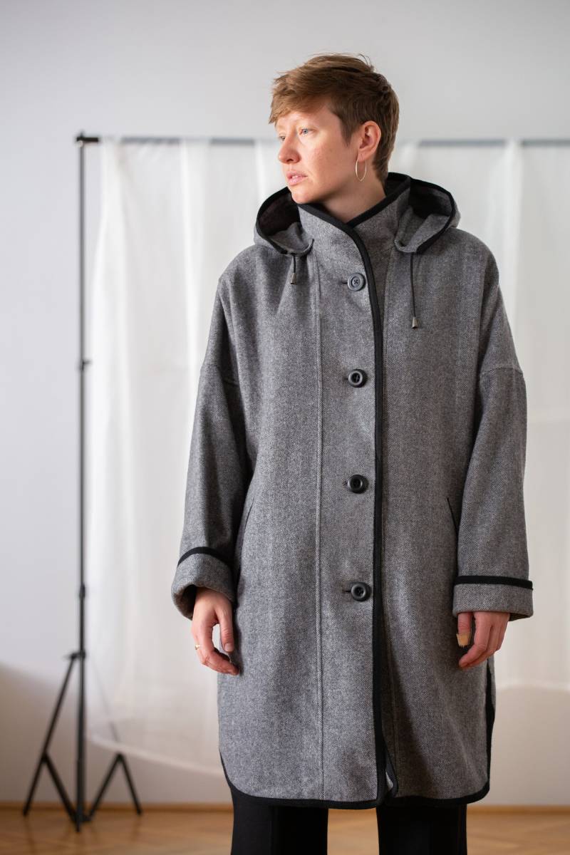 Vintage Grauer Fischgrät Wollmantel Oversized Kapuzenmantel, Grösse M von NorasVintageSilkShop