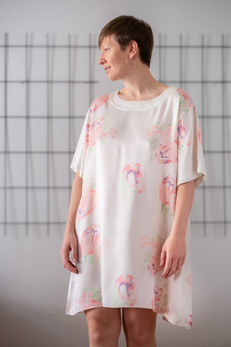 Vintage Palmers Seide Nachthemd Tulpen Blumen Print Kleid, Freie Größe von NorasVintageSilkShop