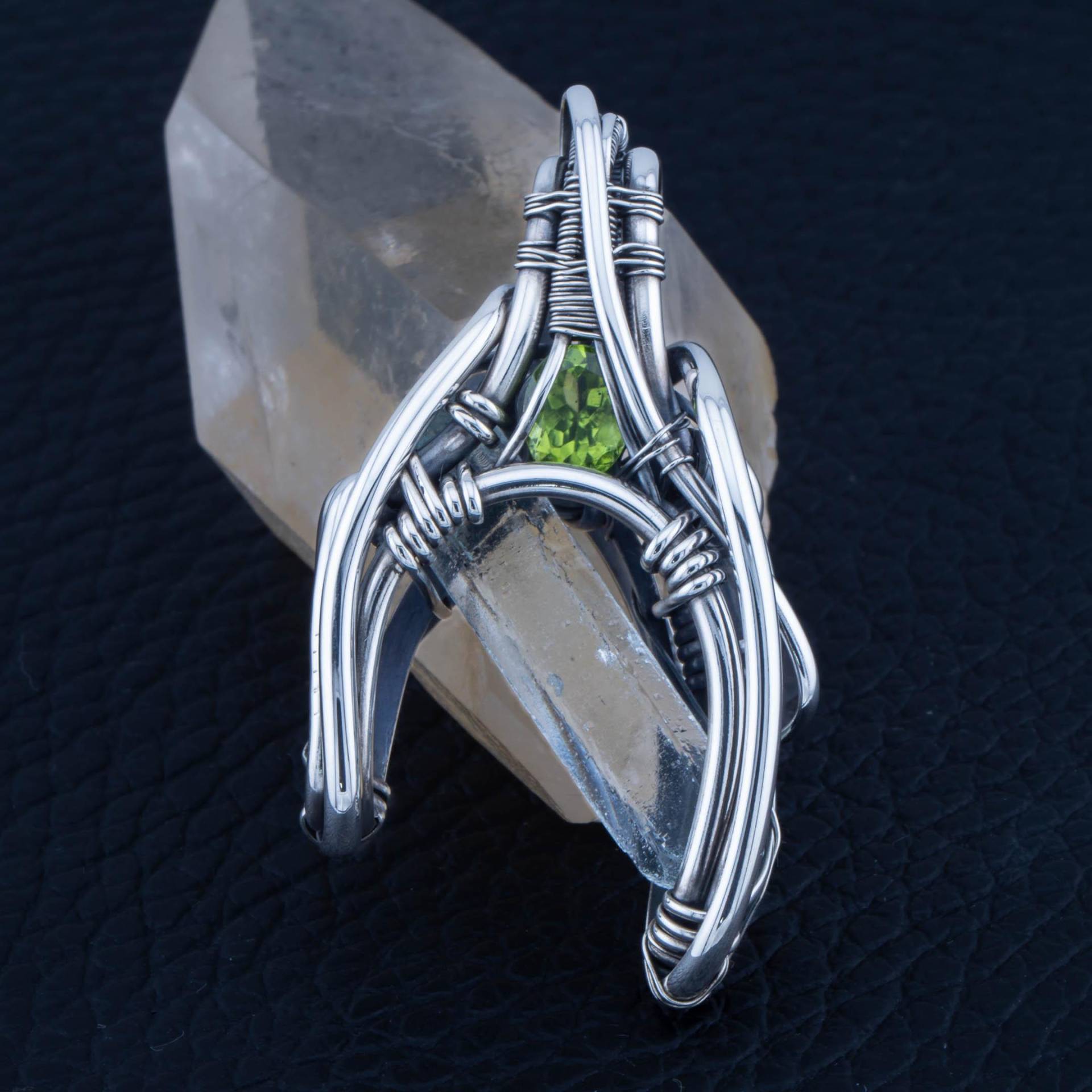 Handgefertigter Silberanhänger Mit Aquamarinkristall Und Peridot - Einzigartiges Unikat "Aquarius Claw" Handgefertigter Silberanhänger Mit Aquamarinkristall Und Peridot - Einzigartiges Unikat "Aquarius Claw" von NorbartShop