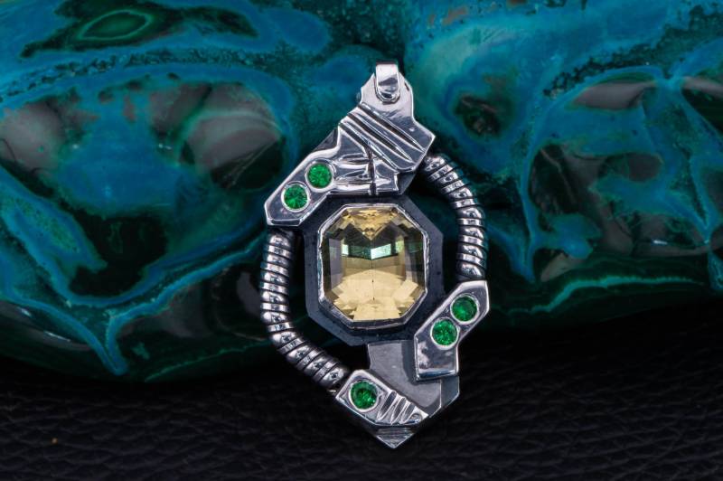 Handgefertigter Silberanhänger Mit Heliodor, Granat Und Saphir - Einzigartiges Unikat "Circuit Of Harmony" Handgefertigter Silberanhänger Mit Heliodor, Granat Und Saphir - Einzigartiges Unikat "Circuit Of Harmony" von NorbartShop