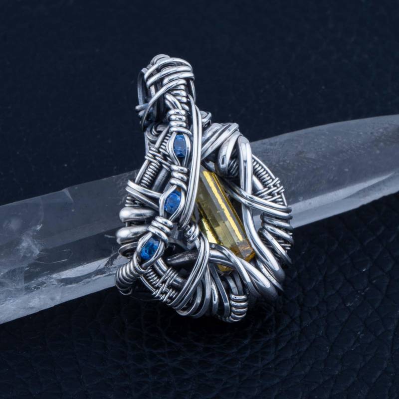 Handgefertigter Silberanhänger Mit Heliodorkristall Und Saphir - Einzigartiges Unikat "Heart Of Helios" von NorbartShop