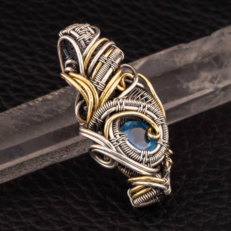 Handgefertigter Silberdraht-Anhänger Mit Facettiertem Aquamarin & 24K Goldakzent - Einzigartiges Unikat "Deep Blue" Handgefertigter Silberdraht-Anhänger Mit Facettiertem Aquamarin & 24K Goldakzent - Einzigartiges Unikat "Deep Blue" von NorbartShop