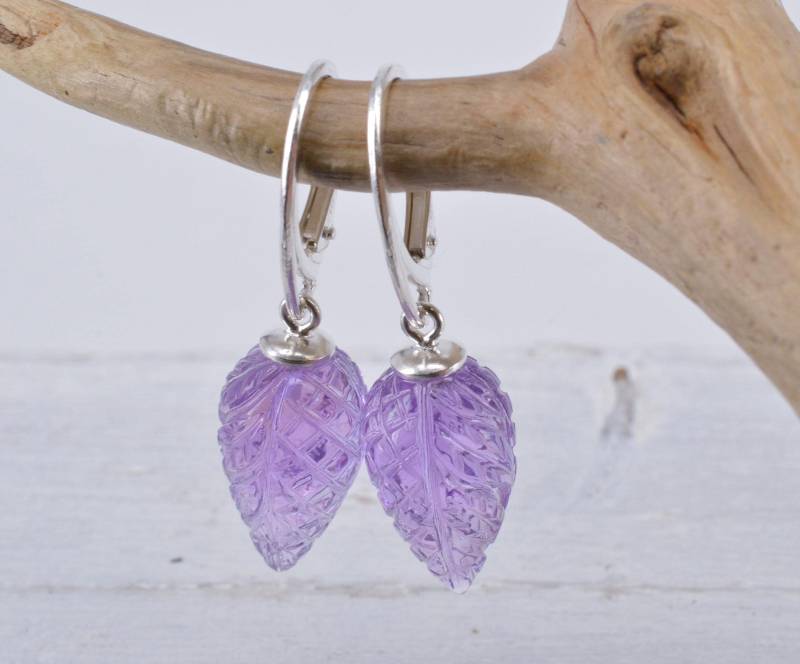 Amethyst Ohrhänger Handgeschnitzt 925 Silber Edelstein Lila Flieder Ohrringe Graviert Unikat Handarbeit Gravur Muster Tropfen Amethyst Ohrhänger Handgeschnitzt 925 Silber Edelstein Lila Flieder Ohrringe Graviert Unikat Handarbeit Gravur Muster Tropfen von NordNordostJewelry
