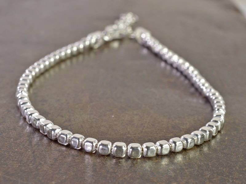 Armband Kleine Würfel Aus 925 Silber Eckige Elemente Süßes Geschenk Für Freundin Ausgefallenes Armband Kleine Würfel Aus 925 Silber Eckige Elemente Süßes Geschenk Für Freundin Ausgefallenes von NordNordostJewelry