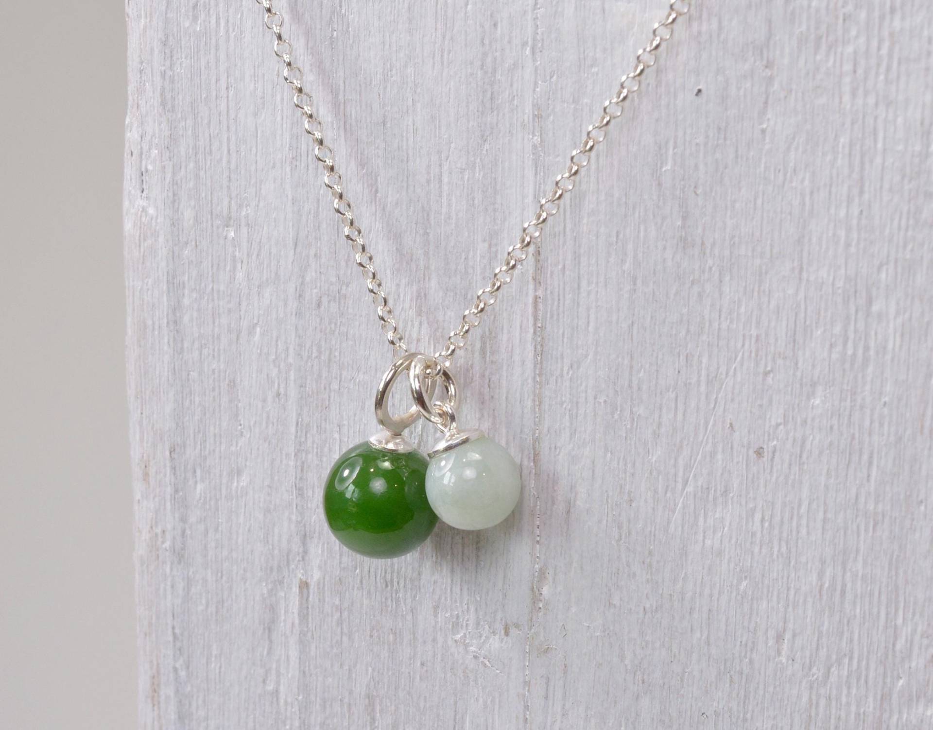 Jade Kugel Kette Sterling Silber Mit Zwei Edelstein Kugeln Hellgrün Und Dunkelgrün Ausgefallene Geschenk Jade Kugel Kette Sterling Silber Mit Zwei Edelstein Kugeln Hellgrün Und Dunkelgrün Ausgefallene Geschenk von NordNordostJewelry