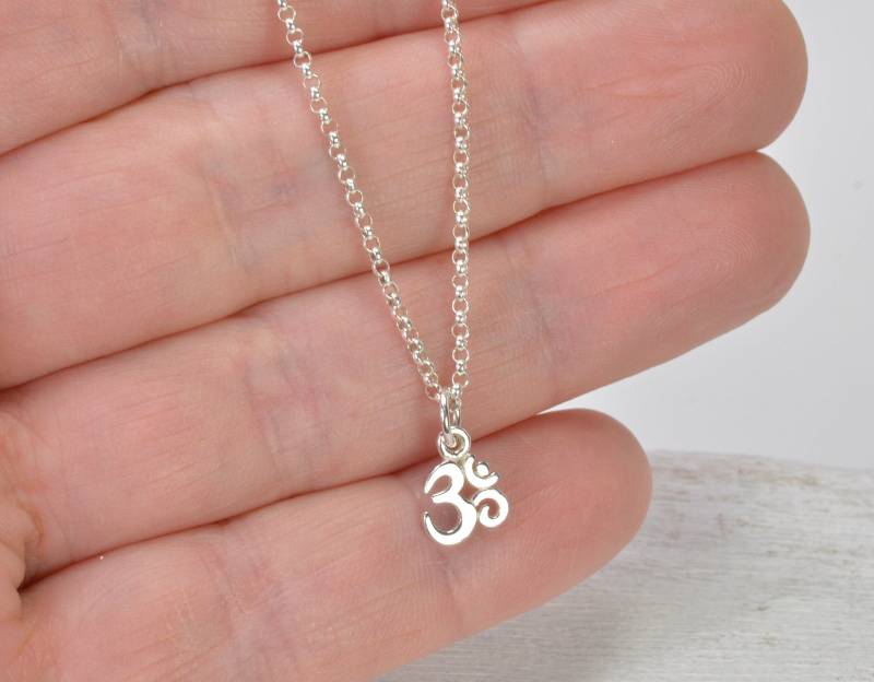 Om Kleine Yoga Kette 925 Silber Sterling Anhänger Zeichen Talisman Kleiner Om Geschenk Für Om Kleine Yoga Kette 925 Silber Sterling Anhänger Zeichen Talisman Kleiner Om Geschenk Für von NordNordostJewelry