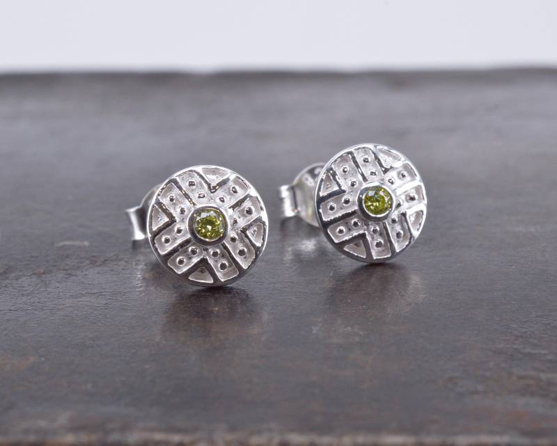 Kleine Peridot Ornament Ohrstecker 925 Silber Kleine Peridot Ornament Ohrstecker 925 Silber von NordNordostJewelry