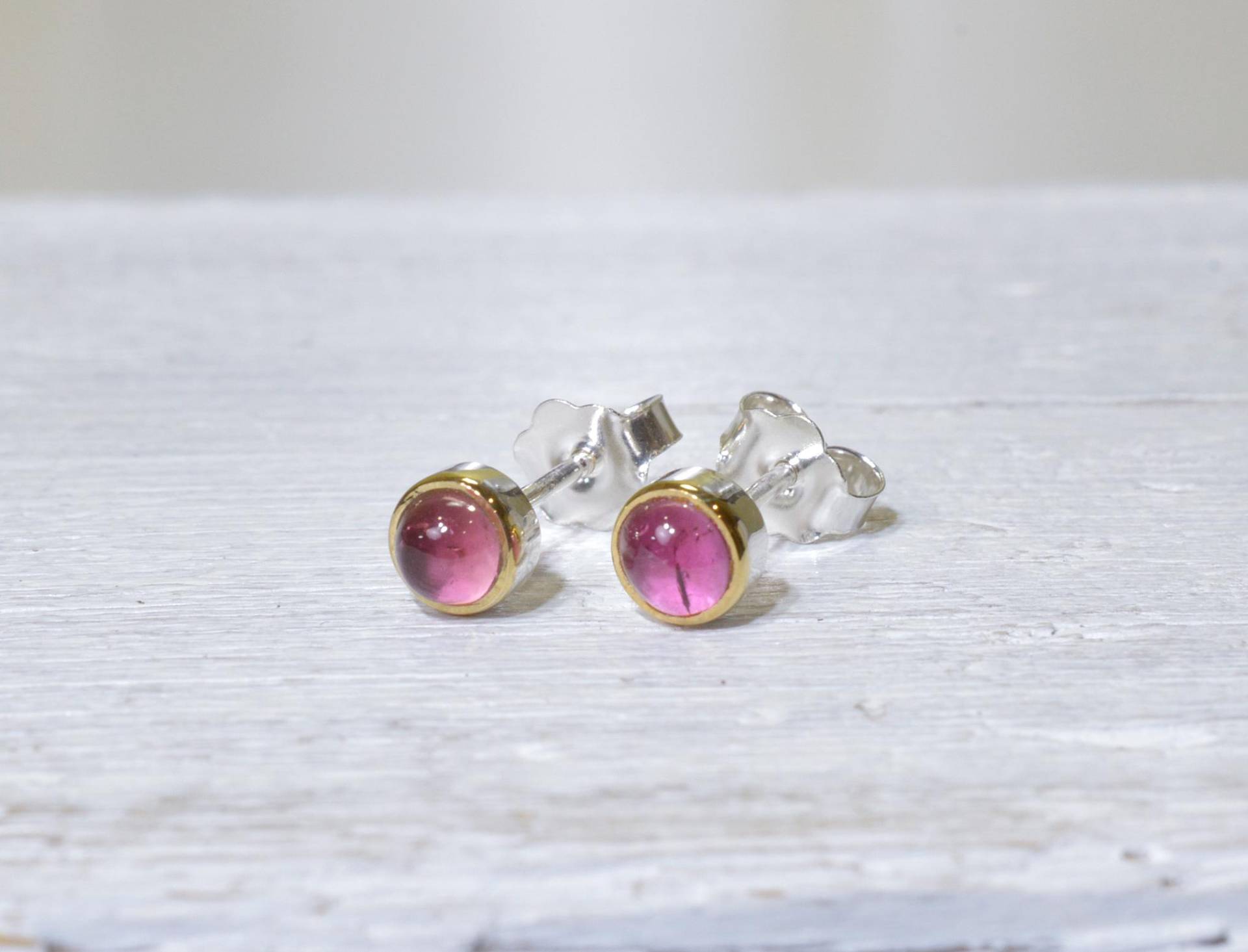 Kleine Turmalin Ohrstecker Bicolor Gold Sterling Silber Runde Ohrringe Roter Edelstein Rote von NordNordostJewelry