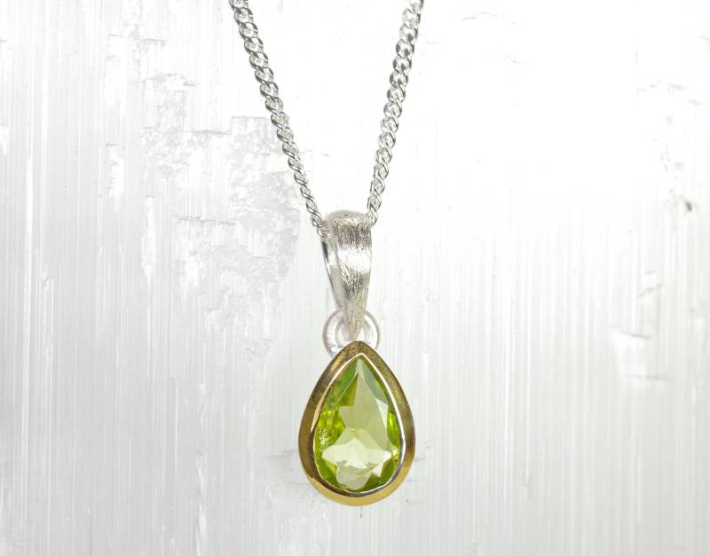 Peridot Kette-925 Silber Kleiner Anhänger Grün Edelstein Tropfen Grüner Stein Peridot Kette-925 Silber Kleiner Anhänger Grün Edelstein Tropfen Grüner Stein von NordNordostJewelry