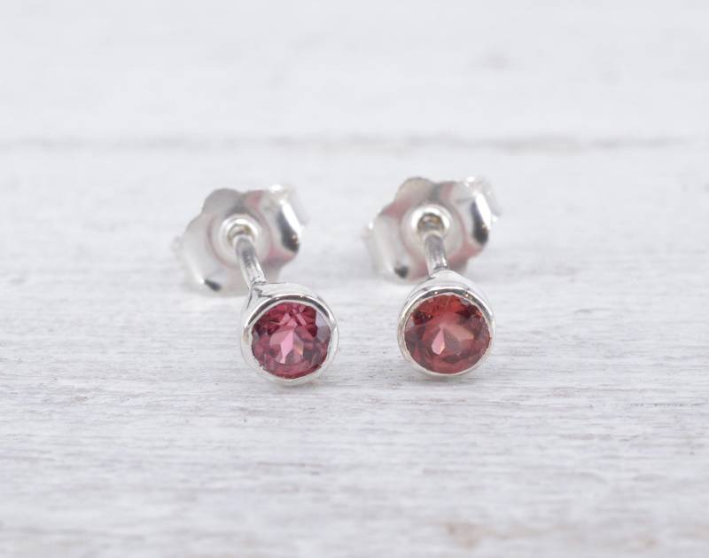 Mini Granat Ohrstecker , 925 Silber von NordNordostJewelry