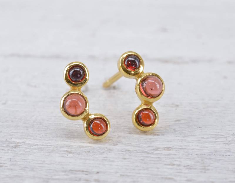 Mini Granat Ohrstecker 925 Silber Gold Plattiert 3 Kleine Edelsteine Fach Süß Klein Roter Edelstein Ohrring Mini Granat Ohrstecker 925 Silber Gold Plattiert 3 Kleine Edelsteine Fach Süß Klein Roter Edelstein Ohrring von NordNordostJewelry