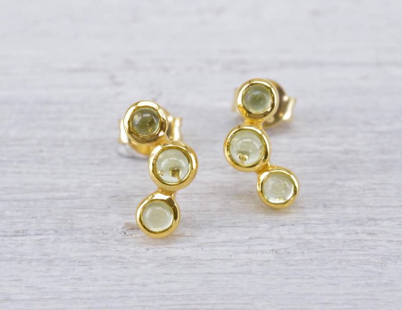 Mini Peridot Ohrstecker 925 Silber Gold Plattiert 3 Kleine Edelsteine Fach Süß Klein Grüner Edelstein Ohrring Mini Peridot Ohrstecker 925 Silber Gold Plattiert 3 Kleine Edelsteine Fach Süß Klein Grüner Edelstein Ohrring von NordNordostJewelry