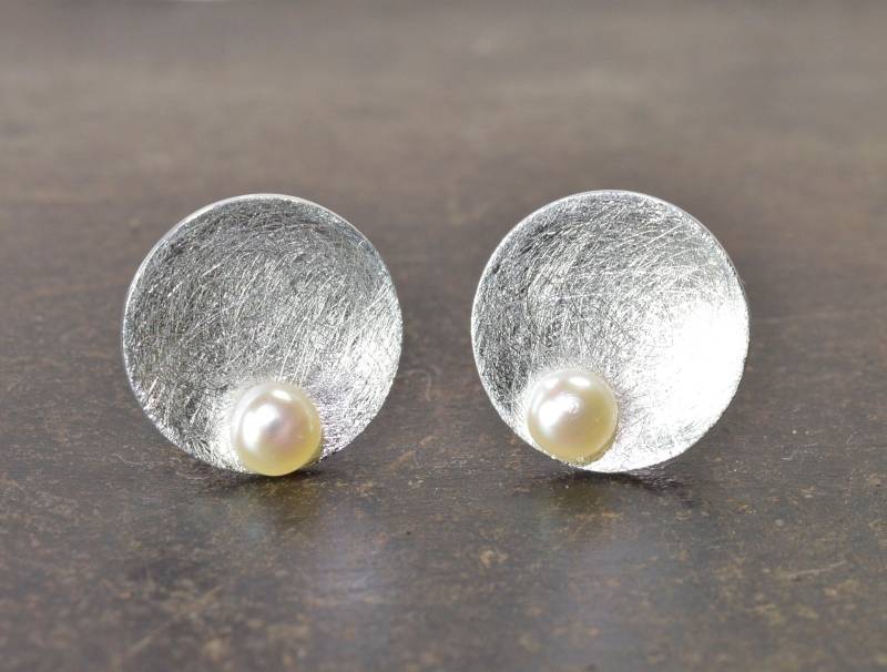 Kleine Ohrstecker Mit Perle Sterling Silber Schalen Perlen Ohrringe 925 Runde Kleine Ohrstecker Mit Perle Sterling Silber Schalen Perlen Ohrringe 925 Runde von NordNordostJewelry