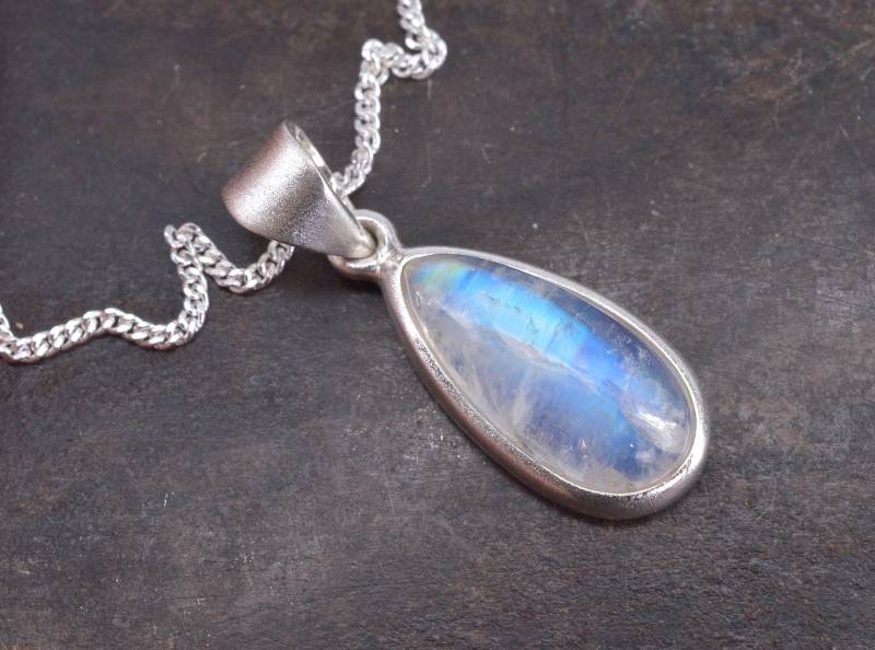 Regenbogen Mondstein Anhänger Mit Kette Sterling Silber Schimmernder Weißer Labradorit Geschenk Für Freundin Edelstein Regenbogen Mondstein Anhänger Mit Kette Sterling Silber Schimmernder Weißer Labradorit Geschenk Für Freundin Edelstein von NordNordostJewelry