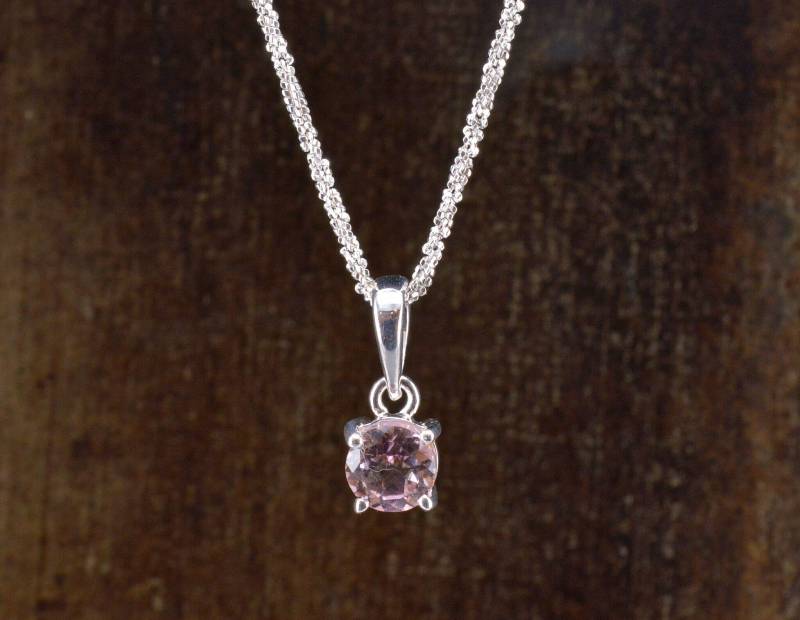 Kleiner Turmalin Anhänger Mit Kette Sterling Silber Rosa Edelstein Anhänger Funkelnder Geschenk Kleiner Turmalin Anhänger Mit Kette Sterling Silber Rosa Edelstein Anhänger Funkelnder Geschenk von NordNordostJewelry