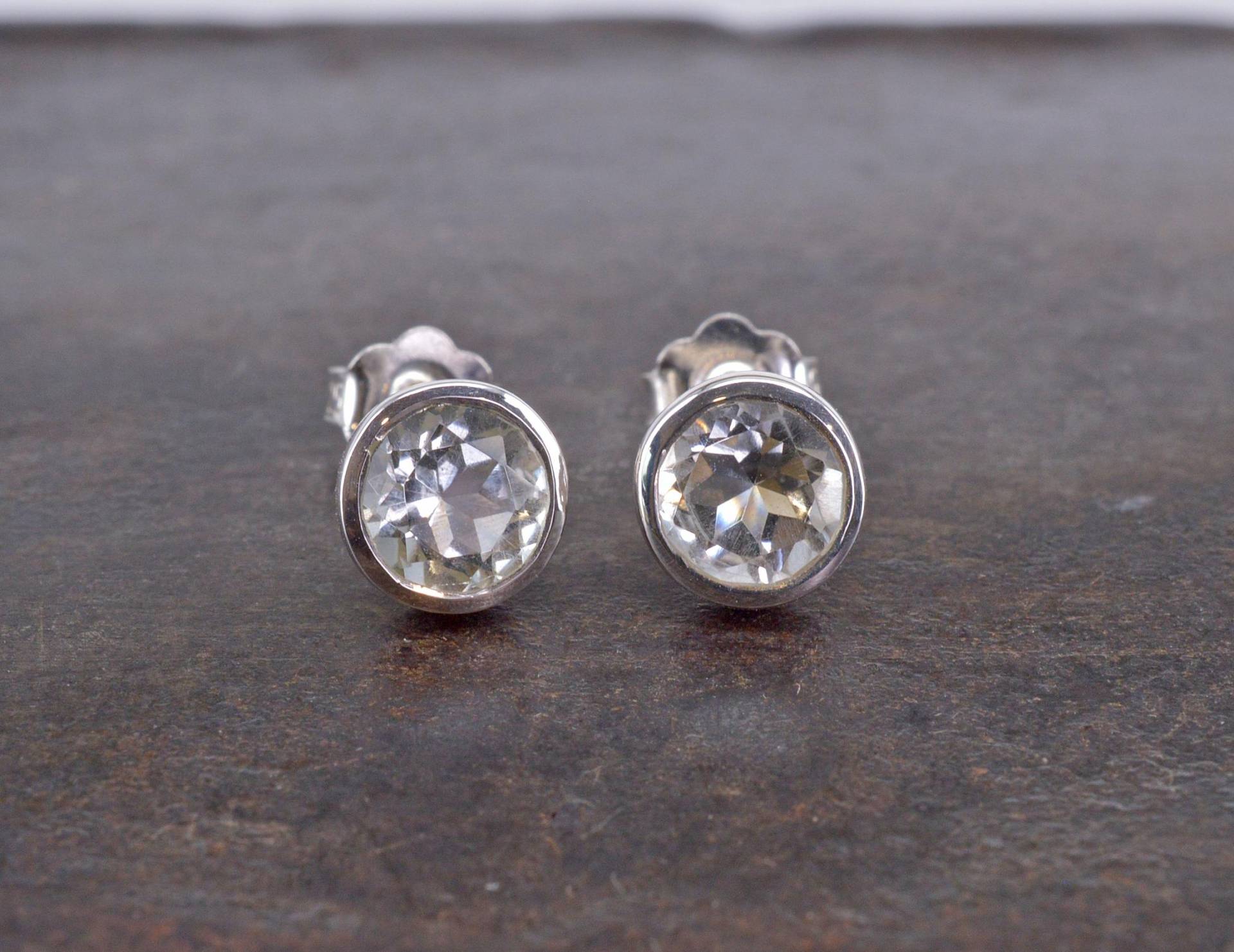 Weißer Prasiolith Ohrstecker 925 Silber Klein Rund Facettiert Hellgrün Weiß Bergkristall Quartz Ohrringe von NordNordostJewelry