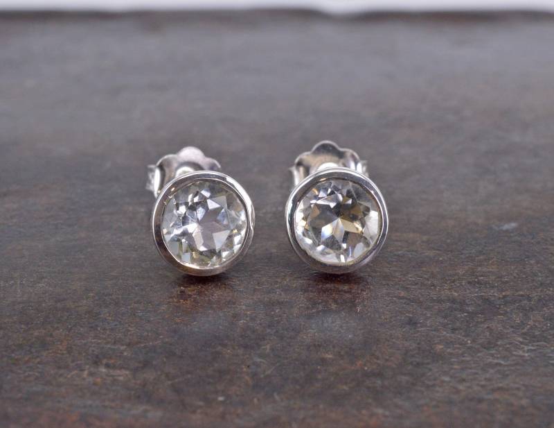 Weißer Prasiolith Ohrstecker 925 Silber Klein Rund Facettiert Hellgrün Weiß Bergkristall Quartz Ohrringe von NordNordostJewelry