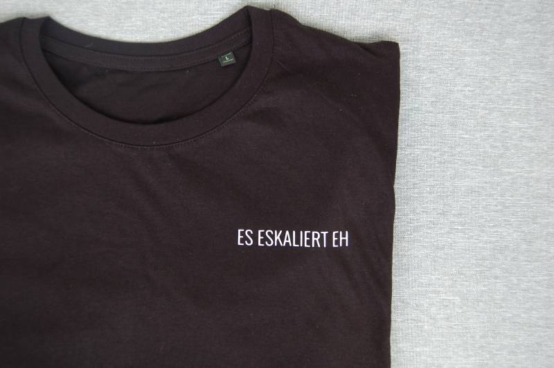 T-Shirt - Es Eskaliert Eh Bio Baumwolle | Spruch Damen Herren Geschenk Partnerlook Weihnachten von NordWuensche