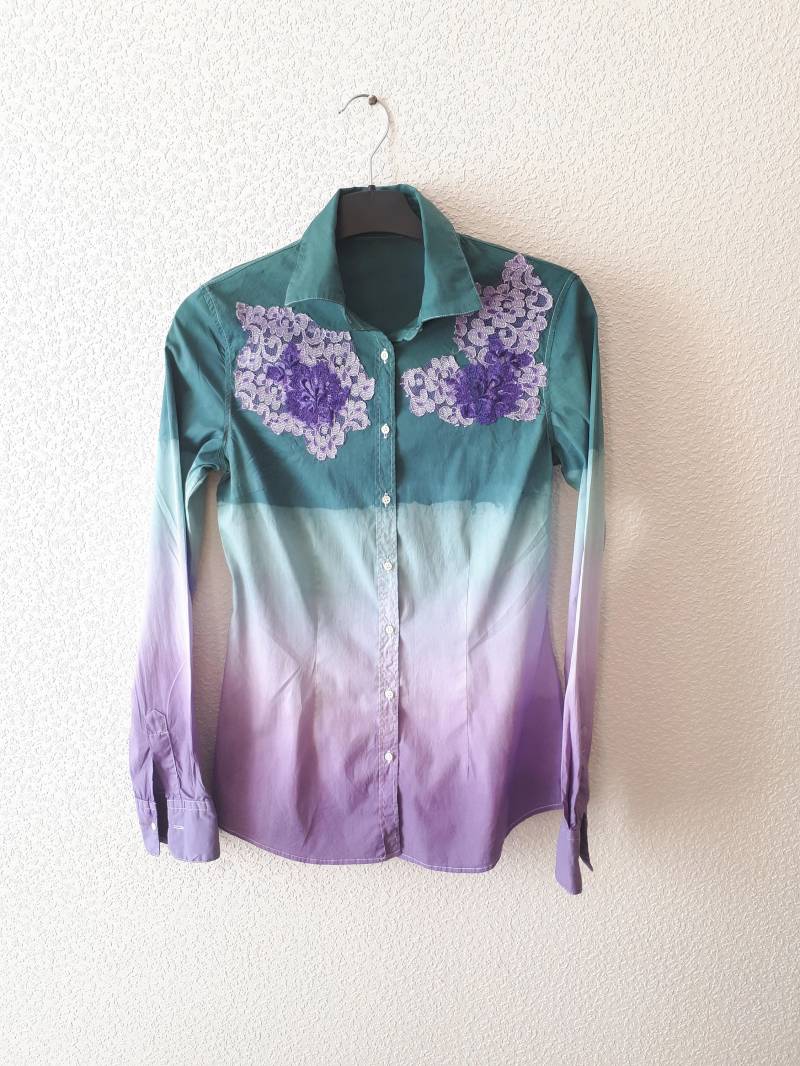 Upcycled Shirt, Handgefärbte Bluse Mit Ombre Muster, in Smaragd Grün Meliert, Nachhaltige Kleidung Upcycled Shirt, Handgefärbte Bluse Mit Ombre Muster, in Smaragd Grün Meliert, Nachhaltige Kleidung von NordicBohoTex