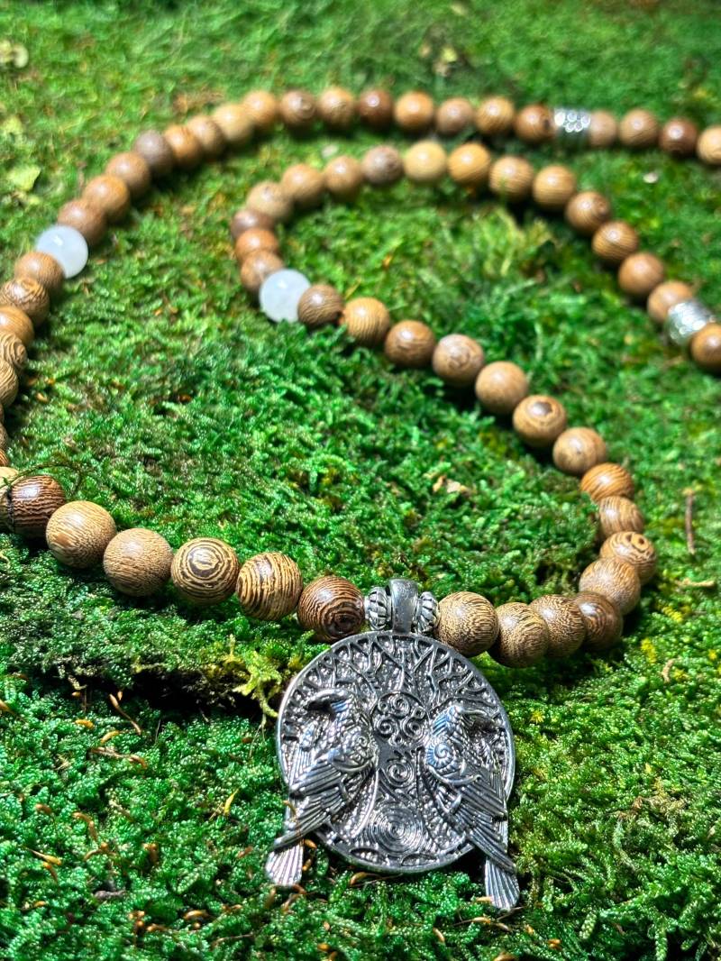 Lange Kette Mit Mondstein Und Raben in Silber von NordicMystery