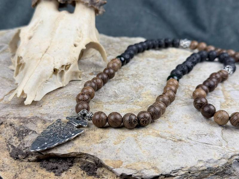 Lange Pfeilspitzen Kette Mit Grünen Tigerauge Und Lavastein Holz Perlen von NordicMystery