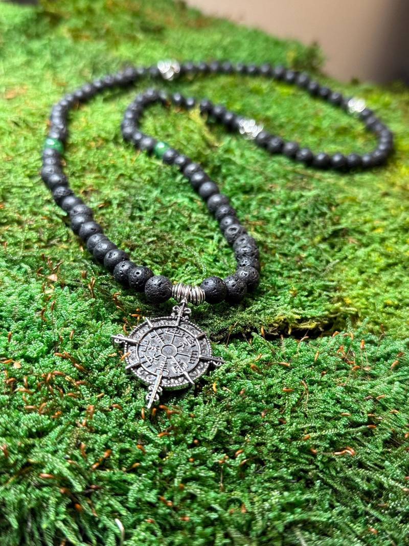 Silberne Vegvisir Lavastein Kette Silberne Vegvisir Lavastein Kette von NordicMystery