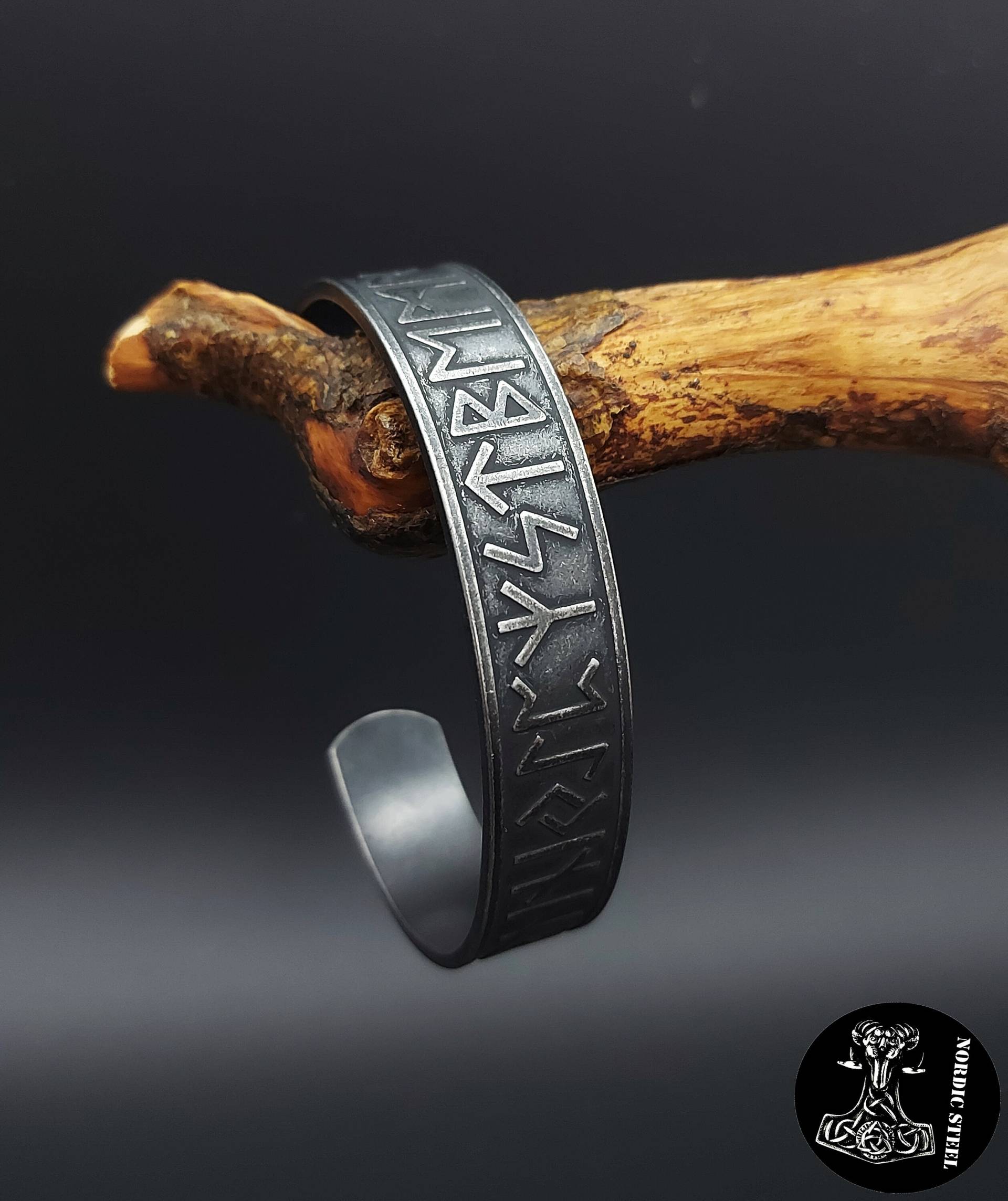 Armreif Armspange Armband Runen Wikinger Edelstahl Runenschrift Mittelalter Schmuck Damen Herren Massiv Hochwertig Neu Armreif Armspange Armband Runen Wikinger Edelstahl Runenschrift Mittelalter Schmuck Damen Herren Massiv Hochwertig Neu von NordicSteel