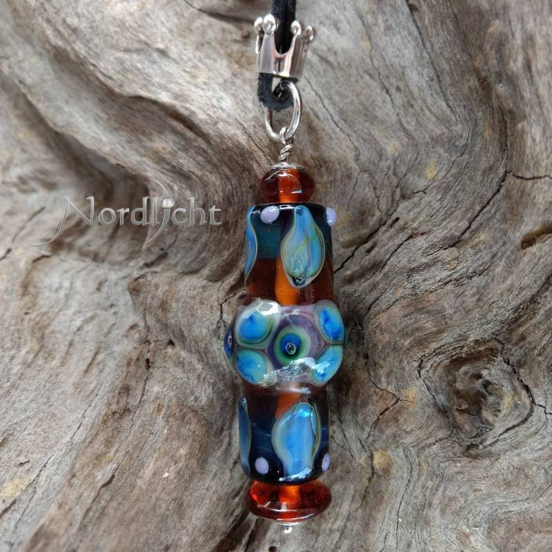 Handgemachter Glas Anhänger in Warmem Bernstein - Und Blautönen Mit Einer Sterlingsilber Krone On Top An Einem Langen Lederband von NordlichtGlasperlen