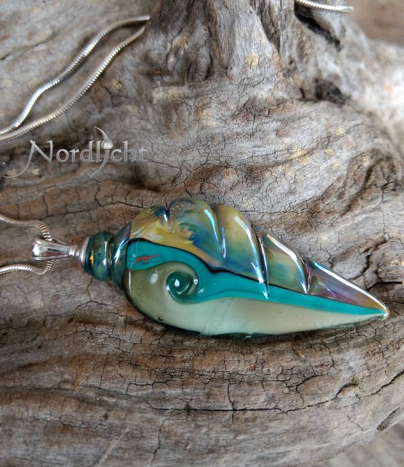 Kunsthandwerklich Gefertigtes Glas Blatt - Wie Ein Stück Natur Aus Feinstem Inklusive Einer Hochwertigen Echtsilber-Kette von NordlichtGlasperlen