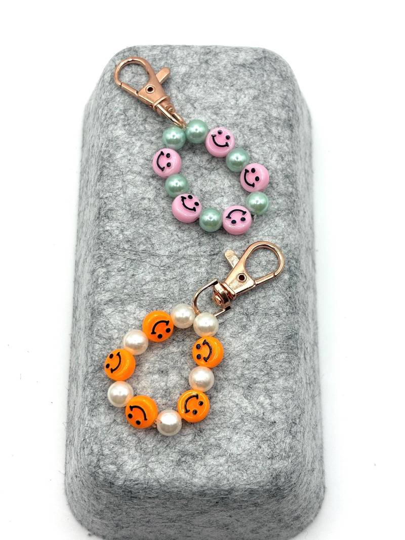Smileys Schlüsselanhänger Geschenk | Handgemachter Perlenanhänger Freundschaftsgeschenk Gute-Laune Anhänger |Bunte Für Taschen Smileys Schlüsselanhänger Geschenk | Handgemachter Perlenanhänger Freundschaftsgeschenk Gute-Laune Anhänger |Bunte Für Taschen von Nordlichtmagie