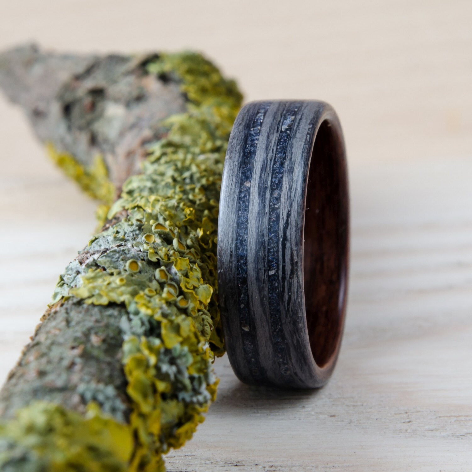 Holzring Aus Grauer Eiche, Rosenholz Und Blaufluss Holzring Aus Grauer Eiche, Rosenholz Und Blaufluss von NordwoodRings