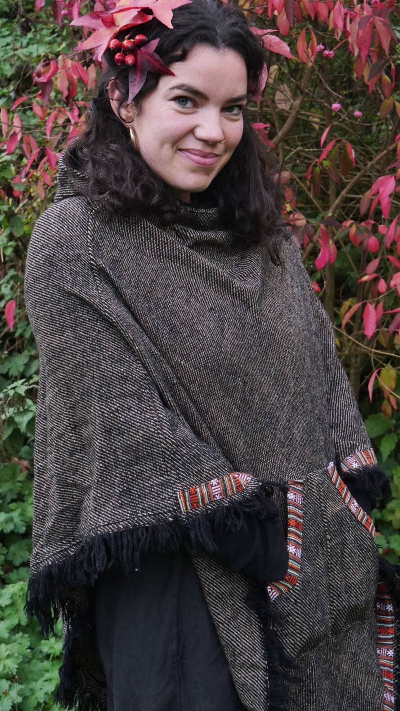 Wollponcho Ethno von NoreenEthnicCrafts